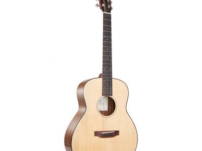 SX Guitarra Acustica | Cuerpo Mini Grand Symphony | Mastil de caoba | Tapa Picea | Fondo y Aro de Nogal | Clavijas Die-Cast | Color Natural Mate