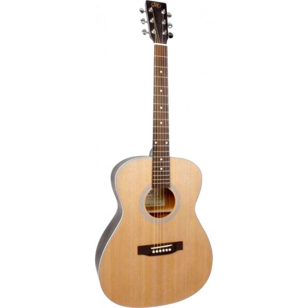 Guitarra Acustica | Cuerpo Triple "0" | Diapason Rosewood | Tapa Spruce | Fondo y Aro de Agathis | Clavijas Die-Cast | Cejilla de Nubone | Color tapa natural | Fondo y aros Negro Traslucido Mate